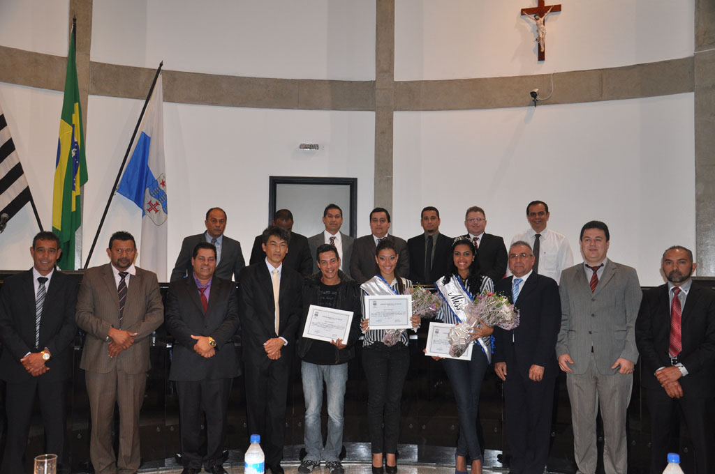 Luiz Emídio e misses são homenageados na Câmara