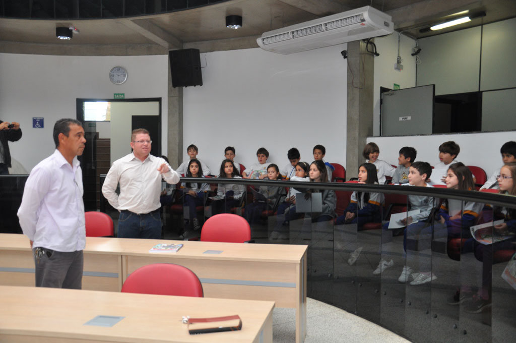 Alunos do Colégio Ipê visitam a Câmara Municipal