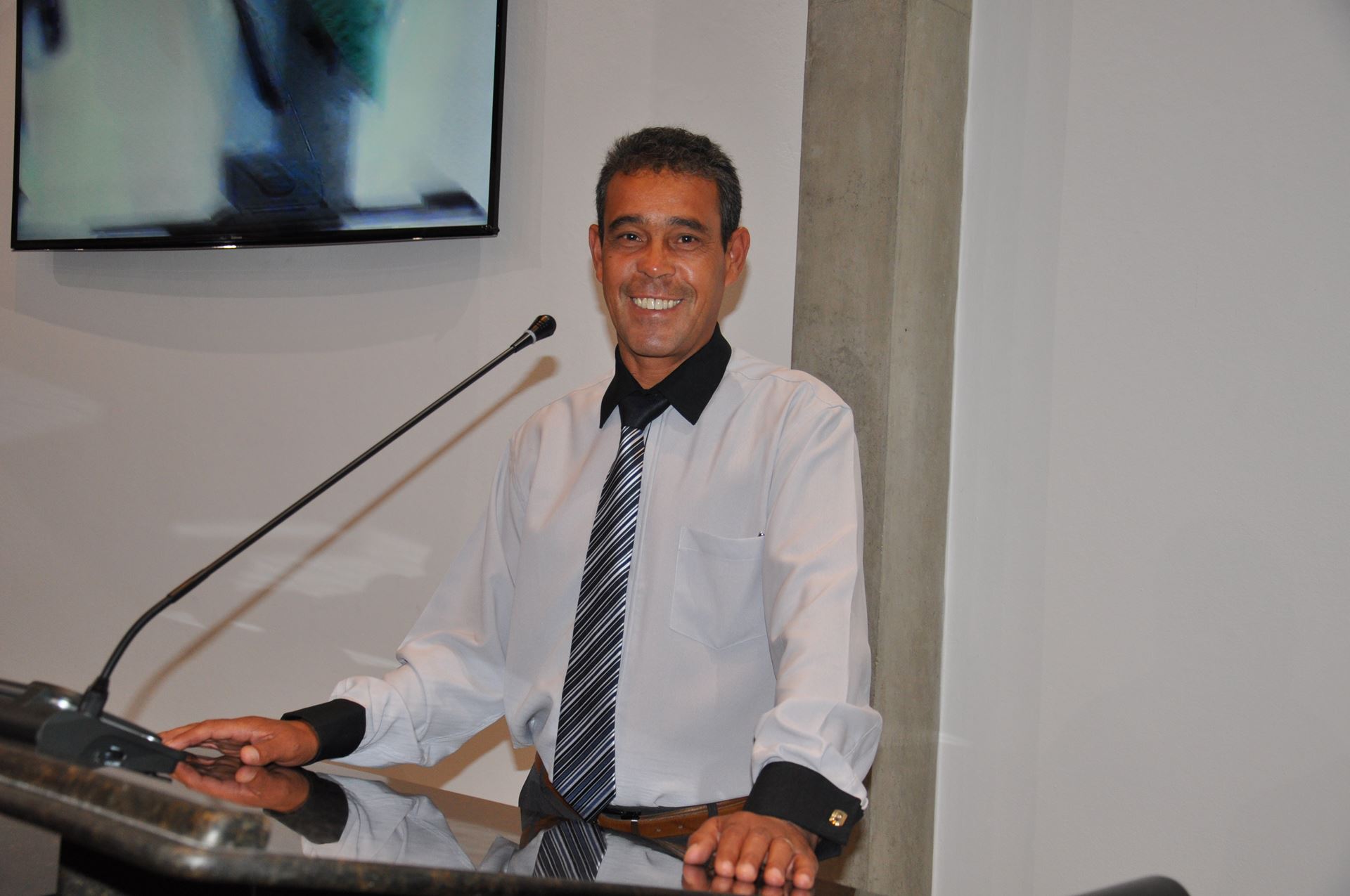 Mano's reivindica substituição de poste de madeira no Barreto