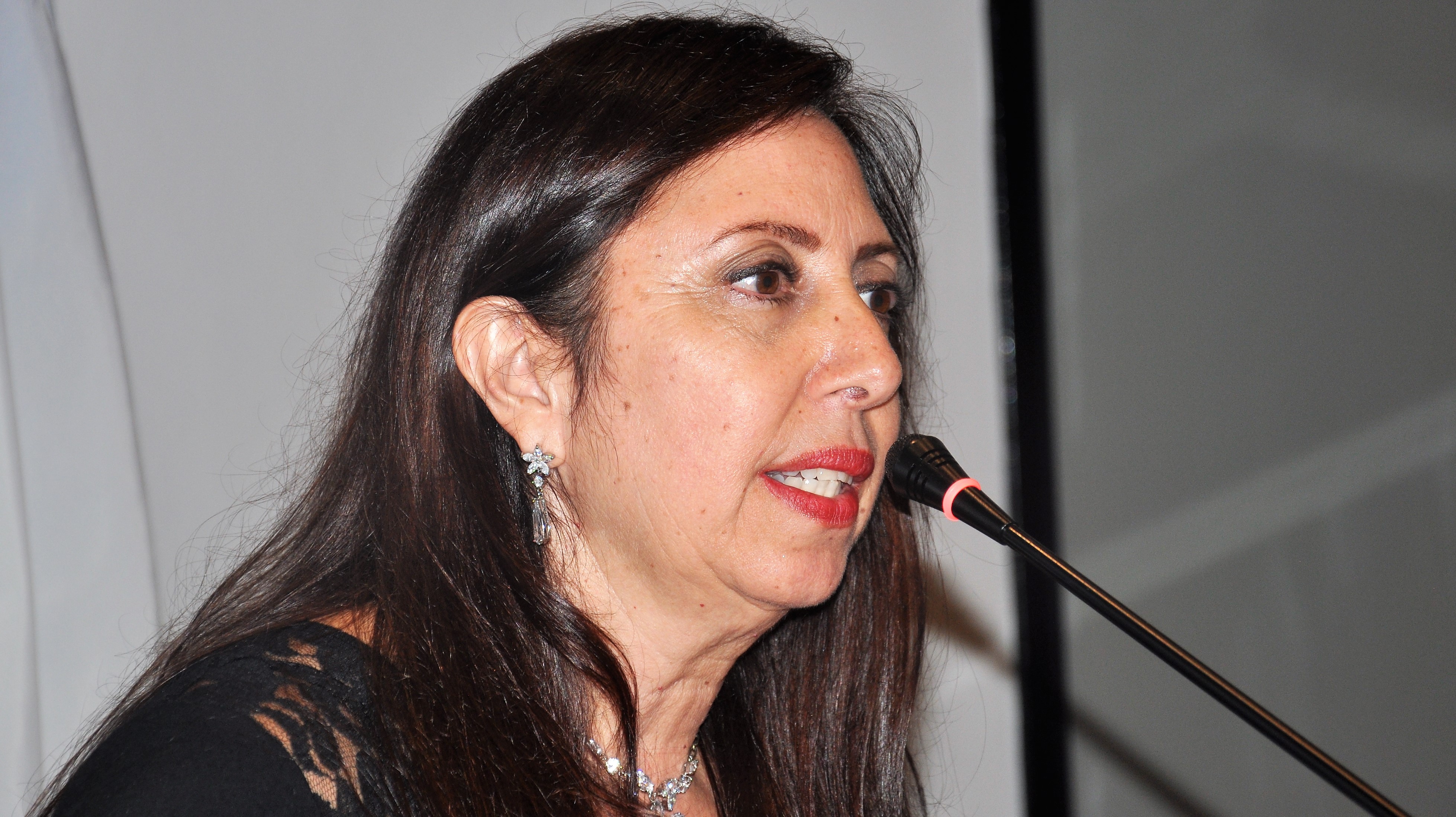 Agora é Lei: proposta de Ana Poli obriga a divulgação das hipóteses de isenção de taxa de expediente