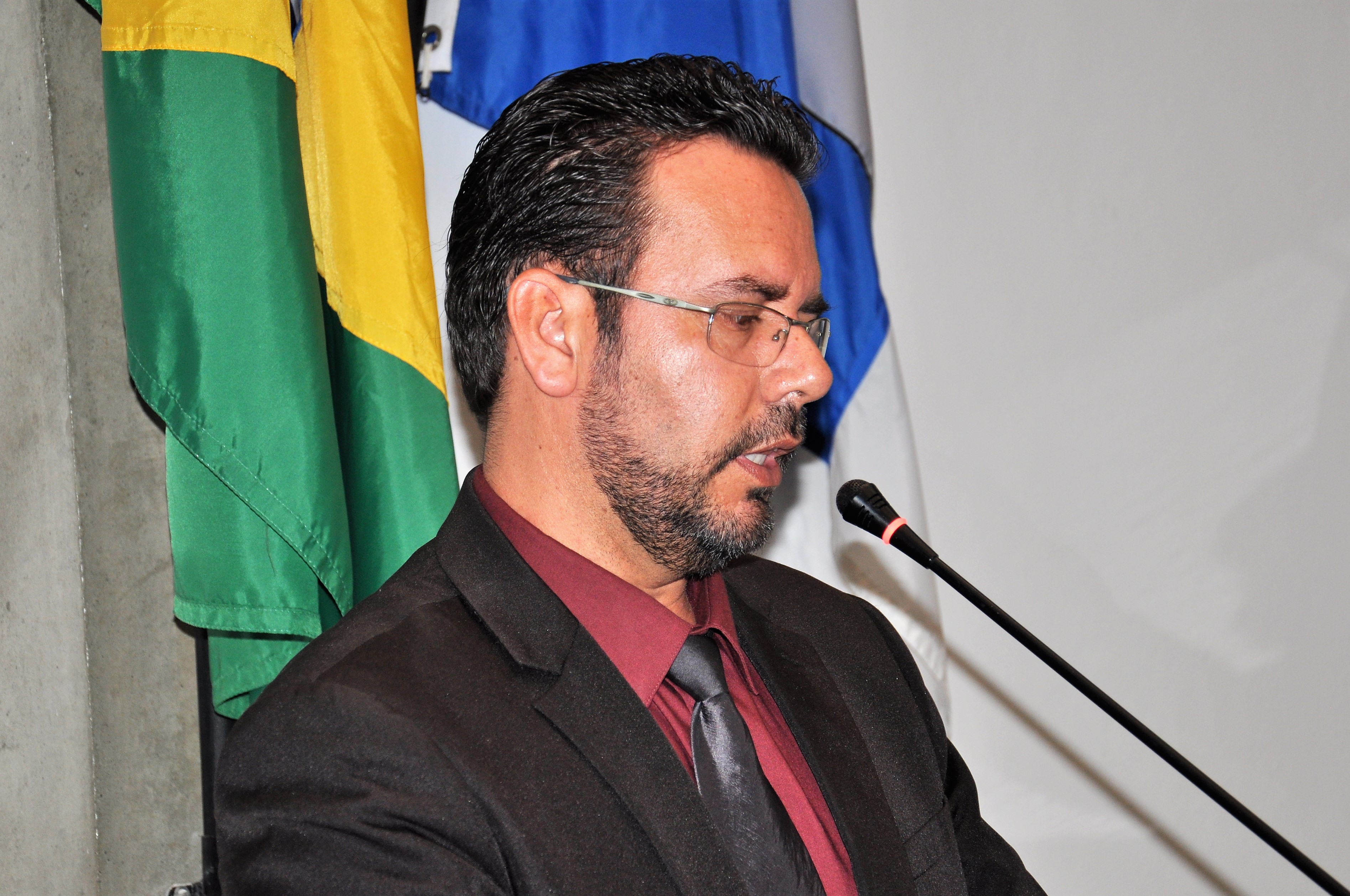 Questionada por Luiz Fernando, Prefeitura admite realização de adaptações em prédios para atender deficientes