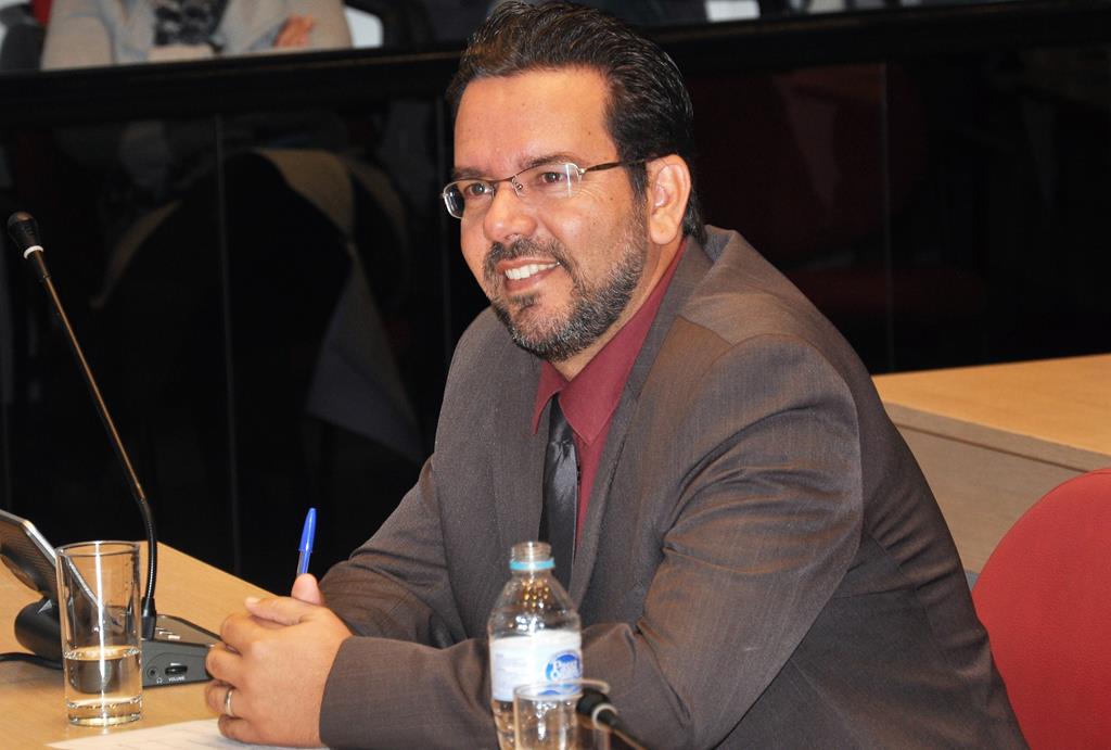 Luiz Fernando questiona Prefeitura sobre políticas para inclusão de deficientes auditivos