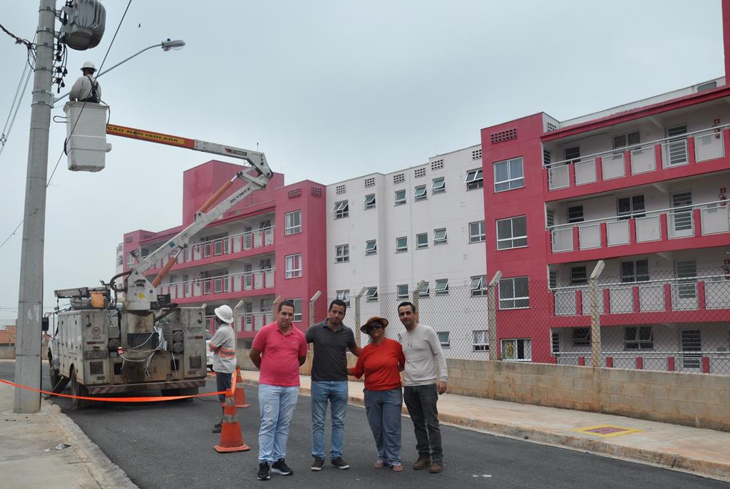 Caroba e Laranjeira vistoriam instalação de luminárias na região do Emília
