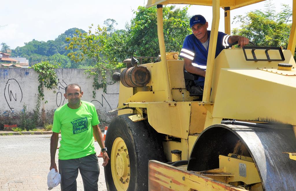 Profº Edval verifica execução de serviços de tapa-buraco próximo à Rodoviária