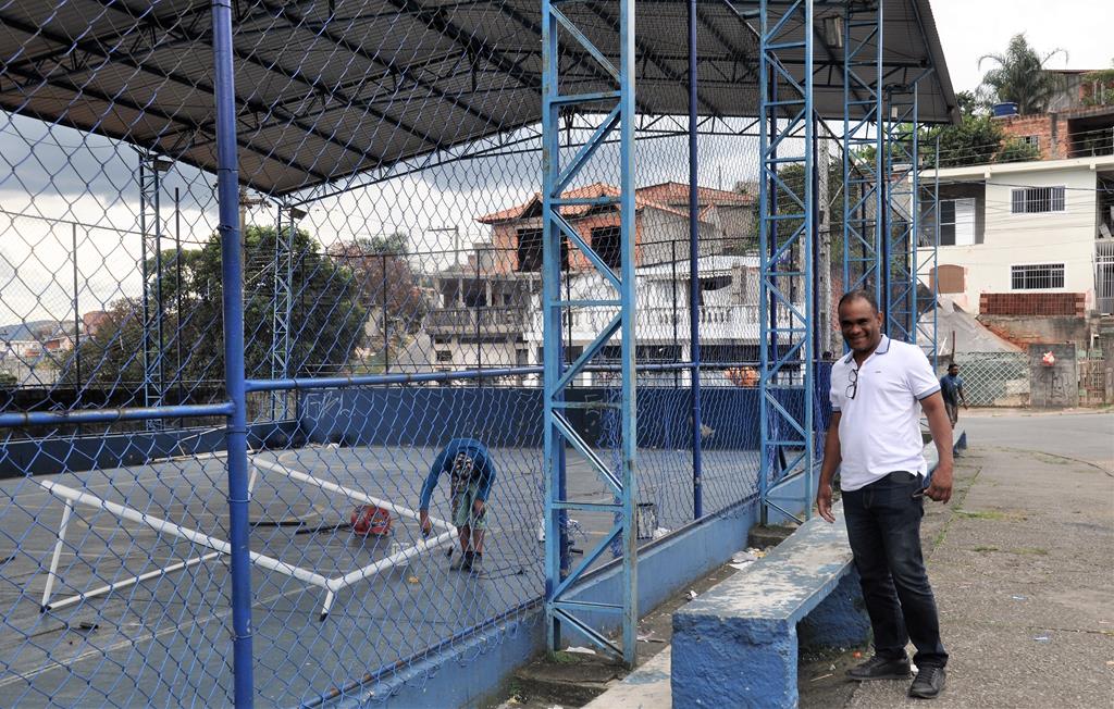 Gabriel vistoria reforma na quadra poliesportiva do Mirante
