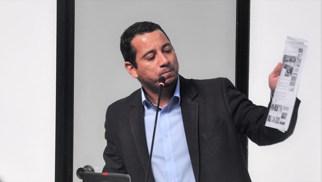 Caroba alerta Educação sobre conduta suspeita de empresa contratada para fornecimento de uniformes