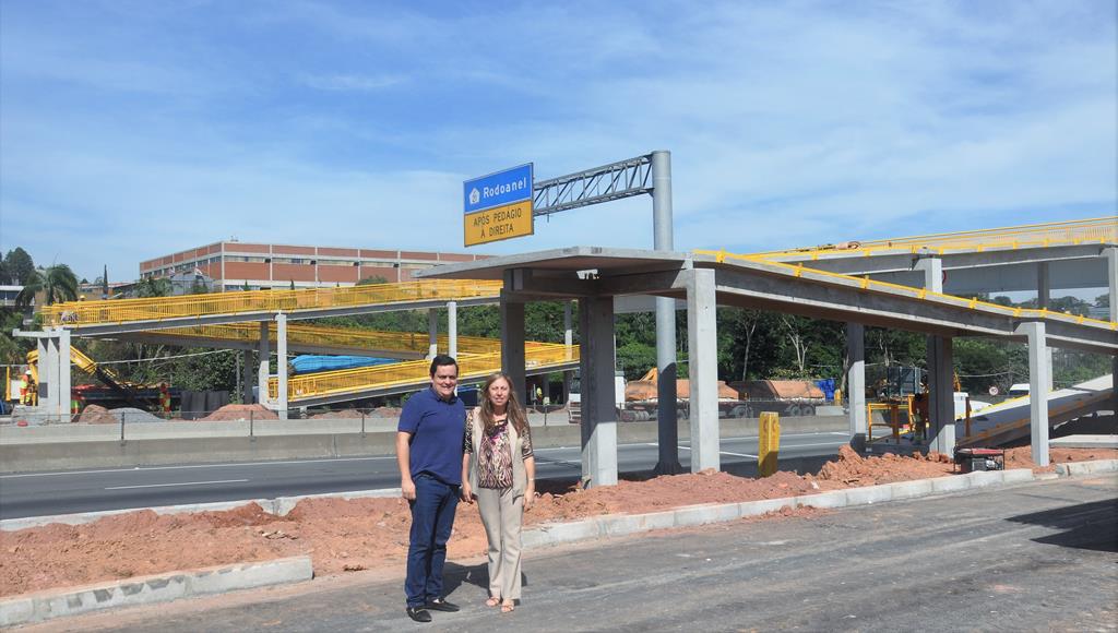 Abelzinho e Ana Poli conferem obras da passarela em construção em frente ao Centro Industrial  