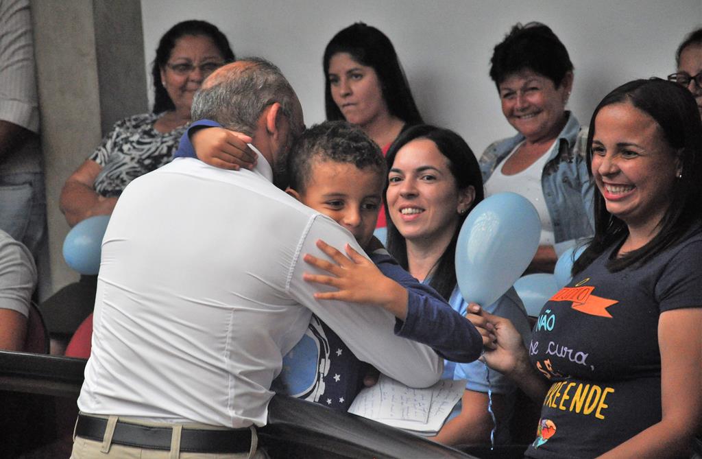 Câmara de Arujá aprova projeto que garante atendimento prioritário a pessoas autistas