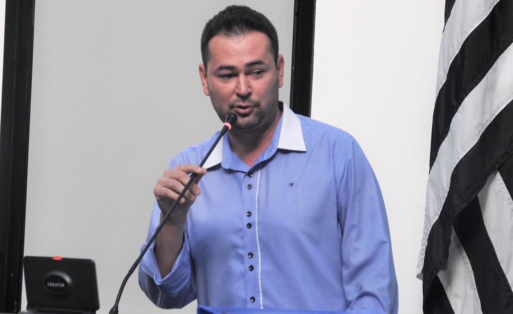 Dr. Marcelo Oliveira solicita manutenção e limpeza em bairros da cidade