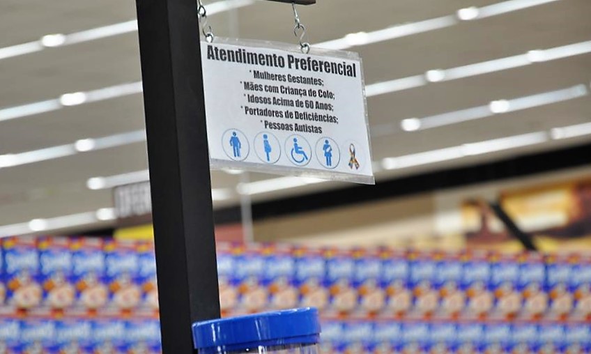 Comércio arujaense começa a aderir placas de atendimento preferencial a autistas