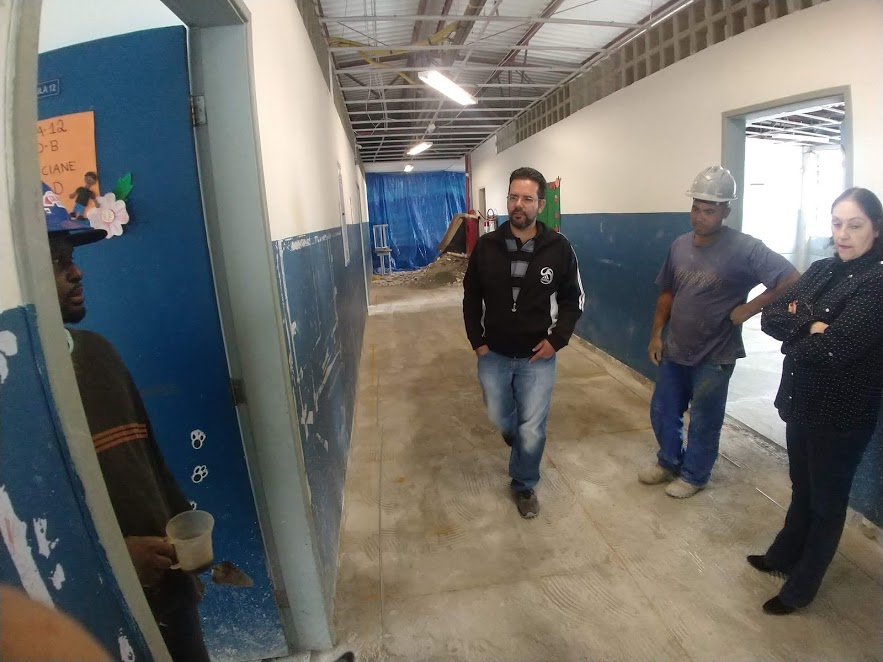 Vereador fiscaliza reformas na Escola Paulo Freire