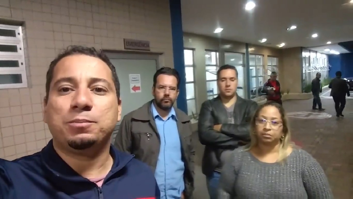 Vereadores flagram PA de Arujá sem médicos e acionam a polícia