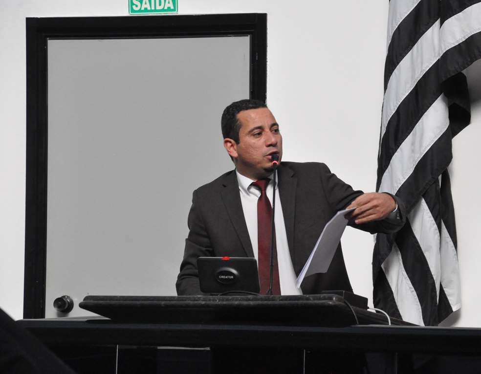 Caroba protocola denúncia contra o prefeito José Luiz