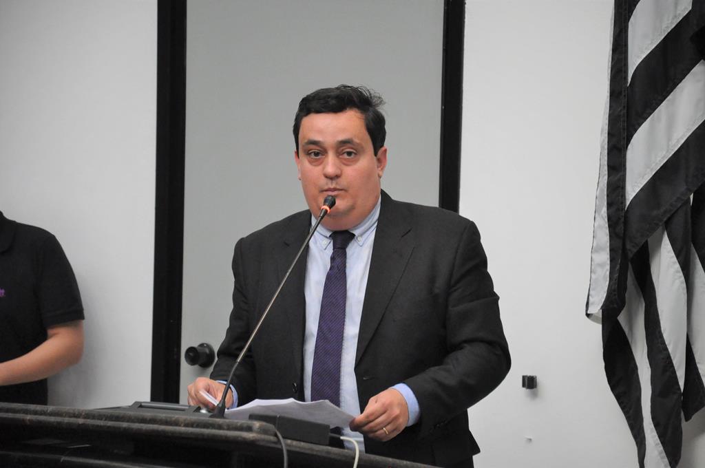 Sinal amarelo: ‘sucessivos erros’ agravam crise entre Câmara e governo José Luiz