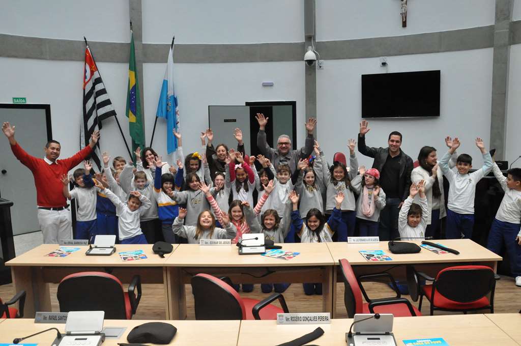 Alunos do Colégio Ipê visitam a Câmara de Arujá