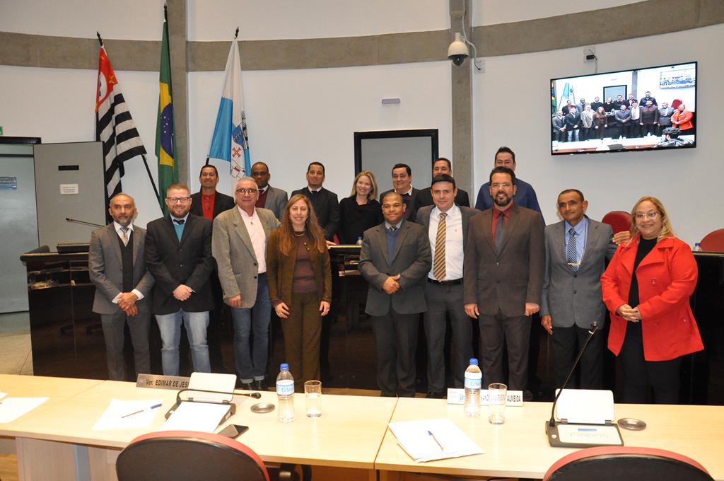 Legislativo arujaense homenageia três entidades e manifesta apoio a emenda estadual