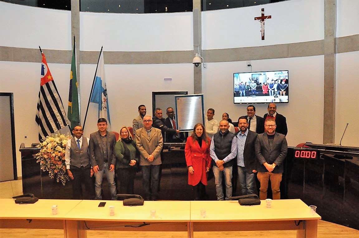 Atletas arujaenses são homenageados na Câmara por participação nos Jogos Regionais