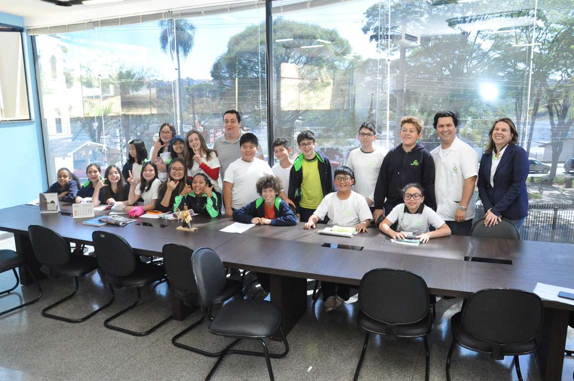 Alunos do colégio Jean Piaget visitam a Câmara de Arujá