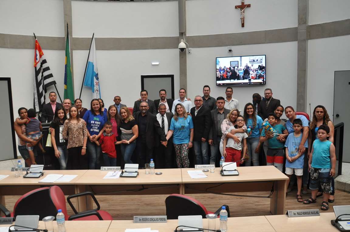 Legislativo homenageia professores de autistas da rede municipal