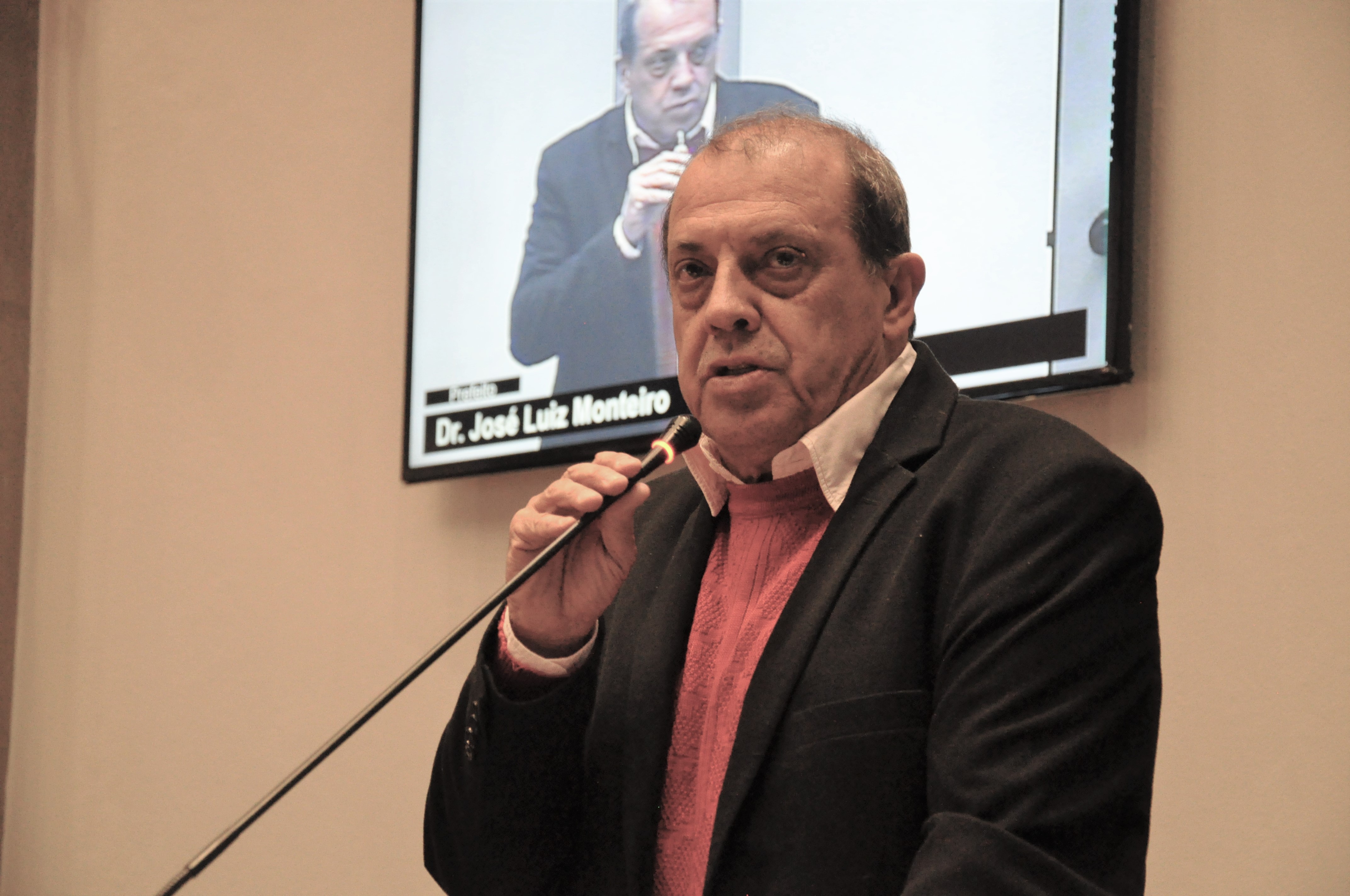 Prefeito avalia corte no próprio salário para reduzir despesas