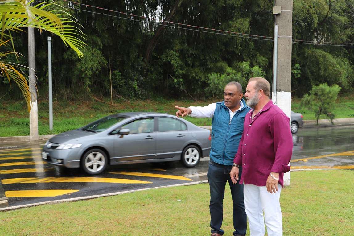 Gabriel vistoria melhorias viárias feitas a seu pedido em rotatória da Estrada de Santa Isabel