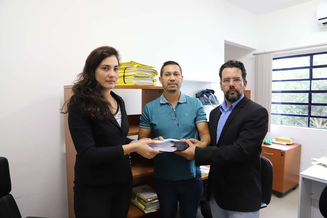 Após vistoriarem todas as escolas de Arujá, Rogério da Padaria e Luiz Fernando protocolam relatório-denúncia na Promotoria