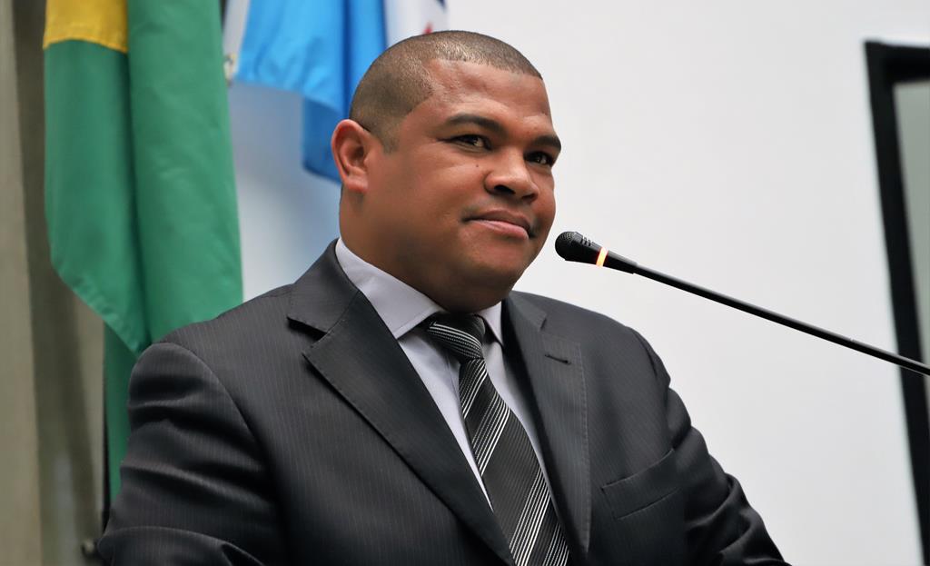 Após alerta de Pastor Edimar de Jesus, Prefeitura instala placa de advertência em lagoa da Penhinha