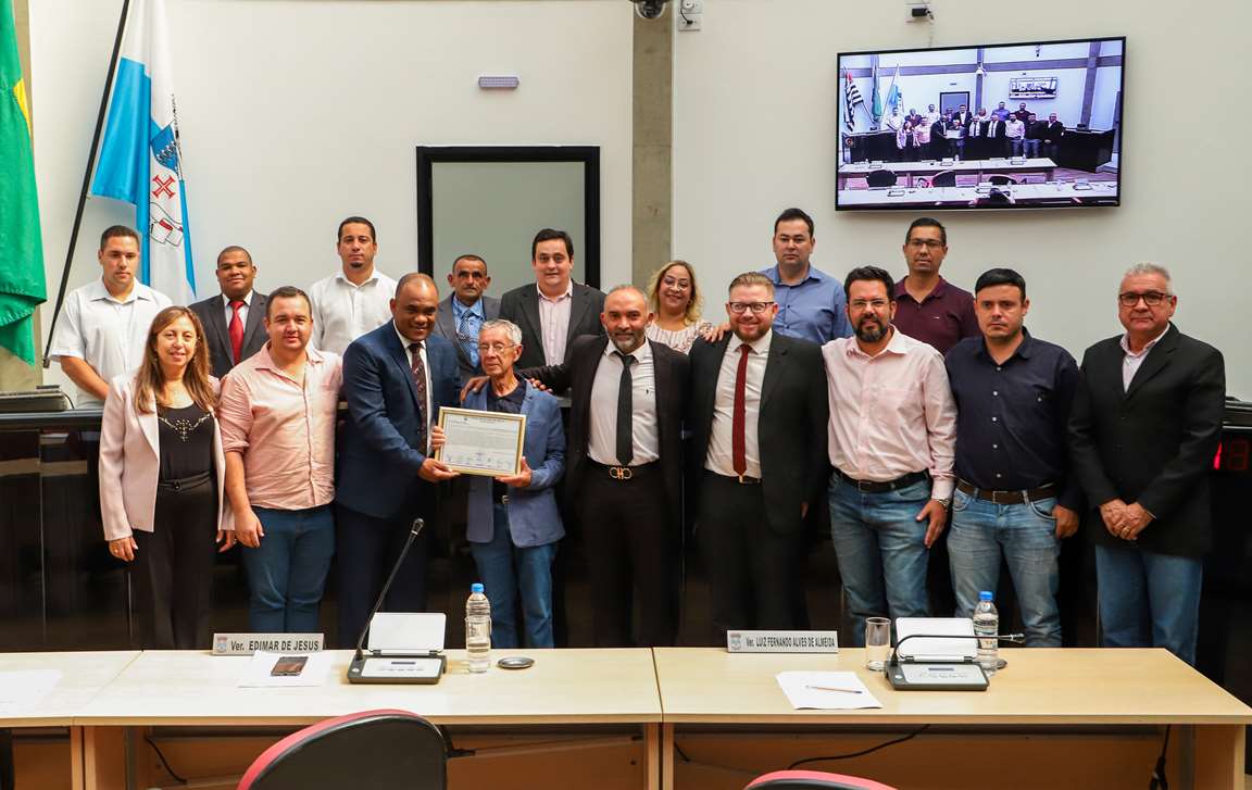 Aos 90 anos, autor da bandeira de Arujá é homenageado pelo Legislativo