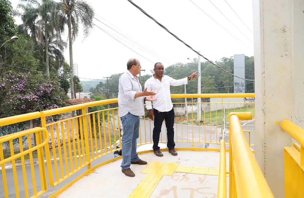 Vereador Gabriel e prefeito vistoriam iluminação de passarela do Jordanópolis
