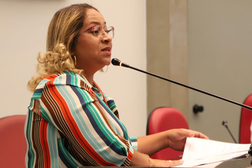 Profª Cris do Barreto reserva emendas impositivas às áreas de educação e assistência social