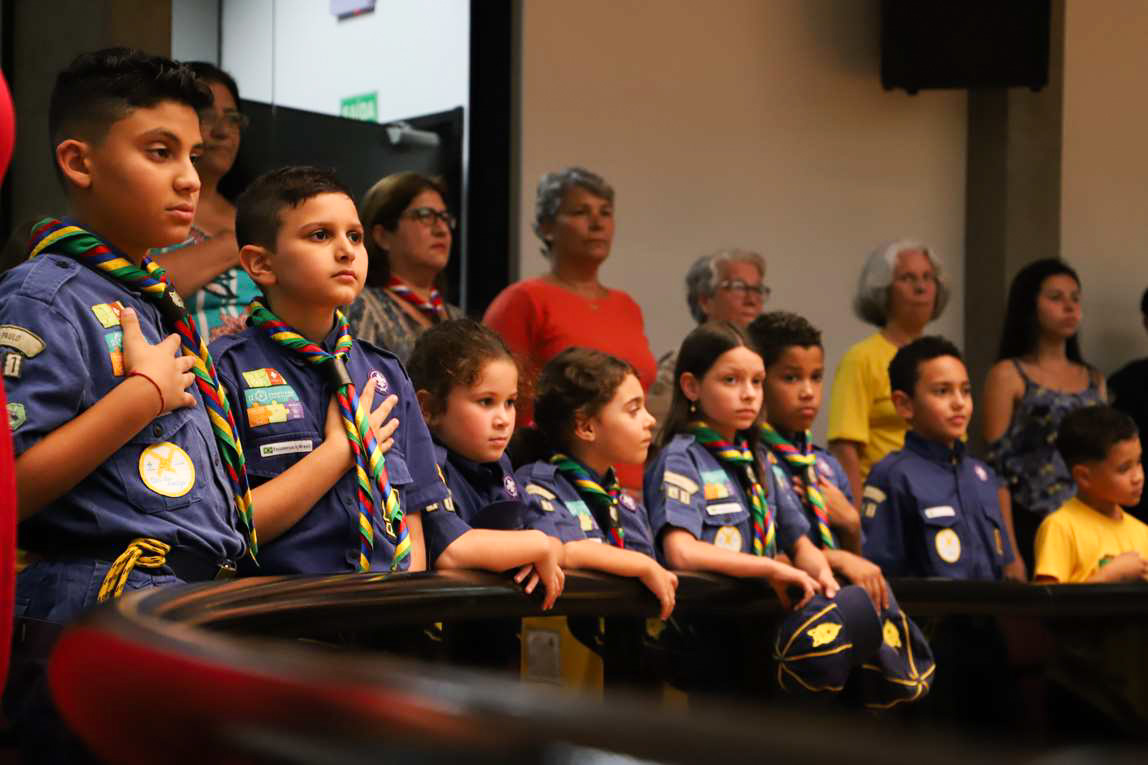 Grupo Escoteiro Arujá recebe diploma de Honra ao Mérito na Câmara