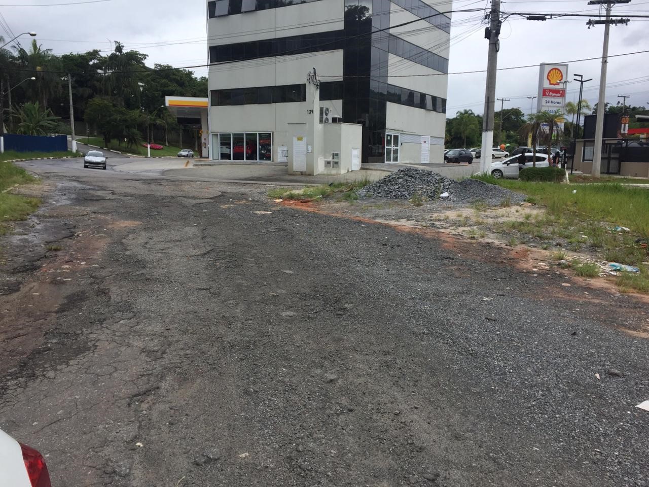 Profº Edval questiona Executivo sobre poda de árvores e pavimentação em bairros