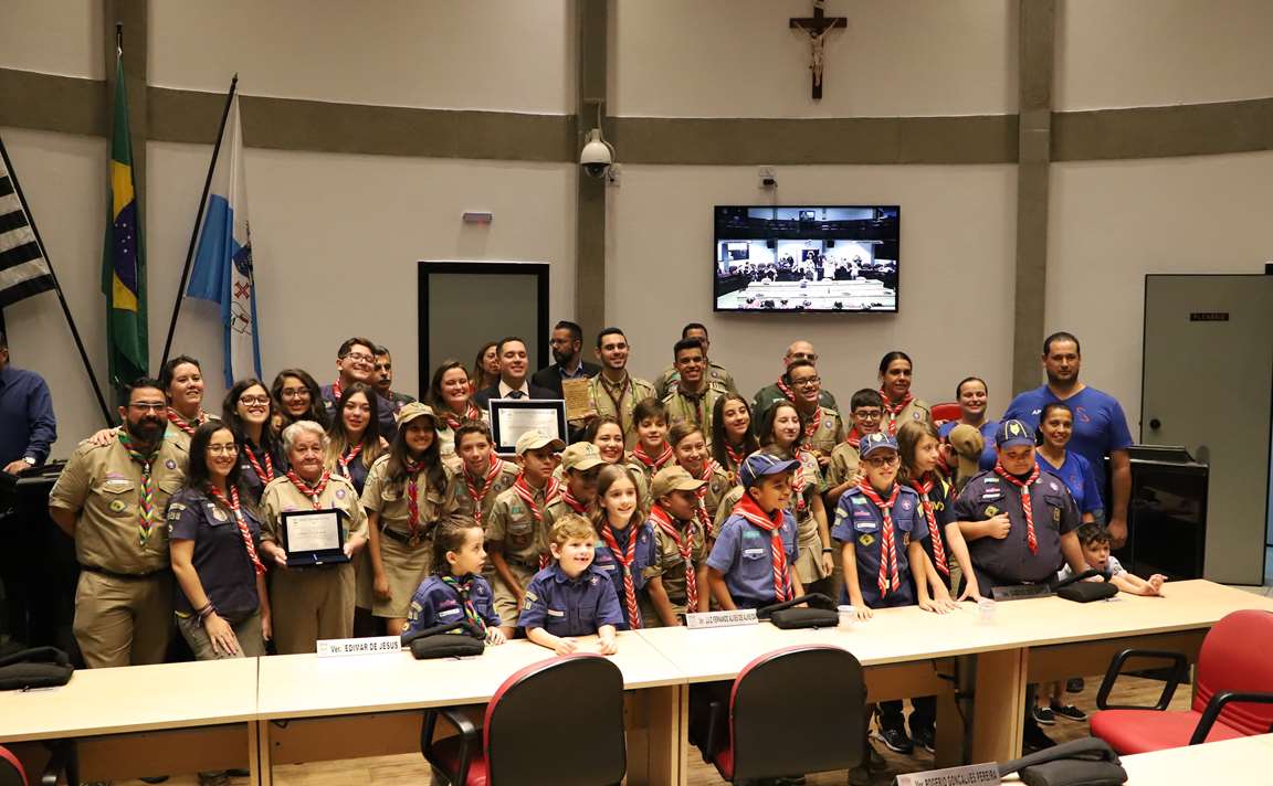 Legislativo homenageia Grupo Escoteiro Sion de Arujá
