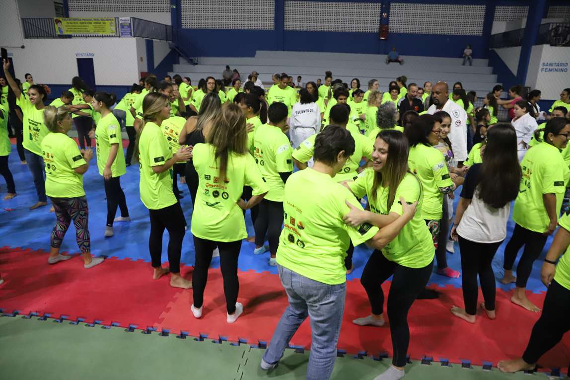 Aula de defesa pessoal reúne 114 mulheres em ginásio