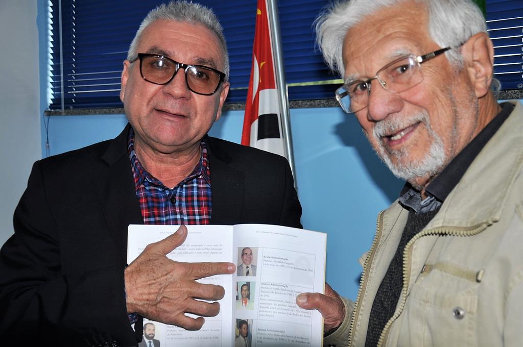Reynaldinho recebe livro autografado do historiador João Machado