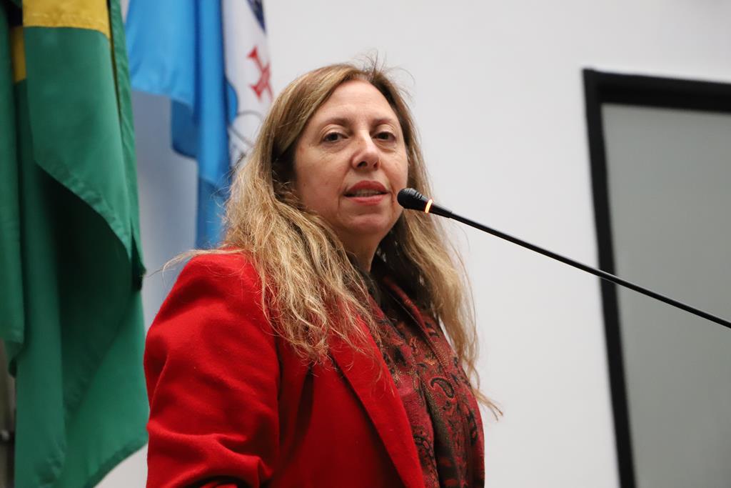 Ana Poli sugere a prefeito implementar curso de Libras na rede de Educação