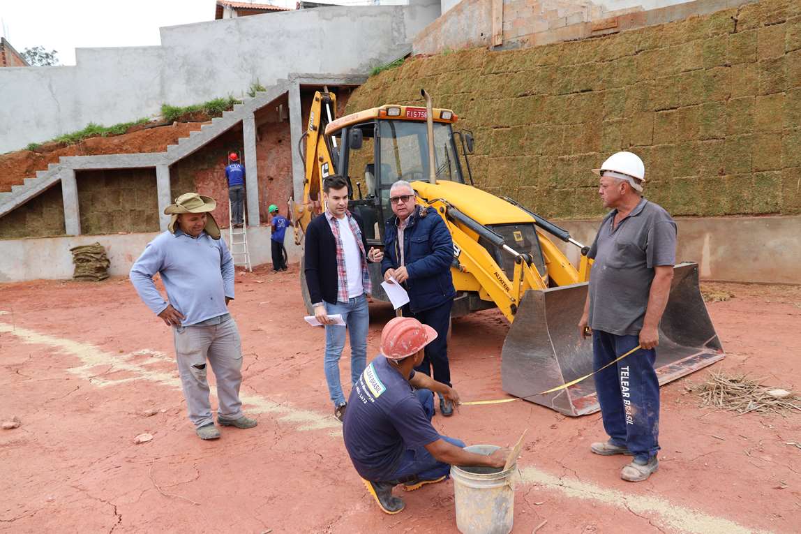 Reynaldinho vistoria construção de estacionamento da Câmara