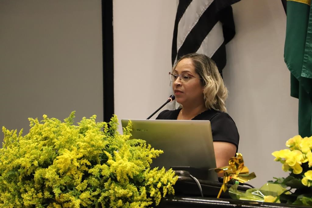 Com casa cheia, Profª Cris do Barreto discute depressão e suicídio na Câmara