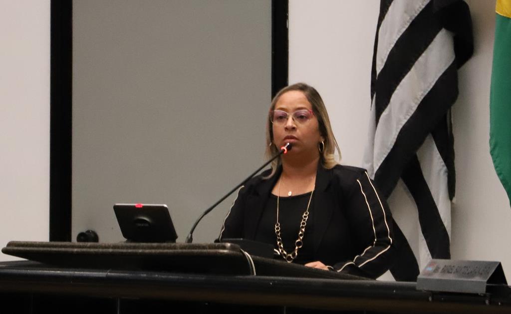 Profª Cris do Barreto propõe anteprojeto que regulamenta distribuição de uniformes na rede pública