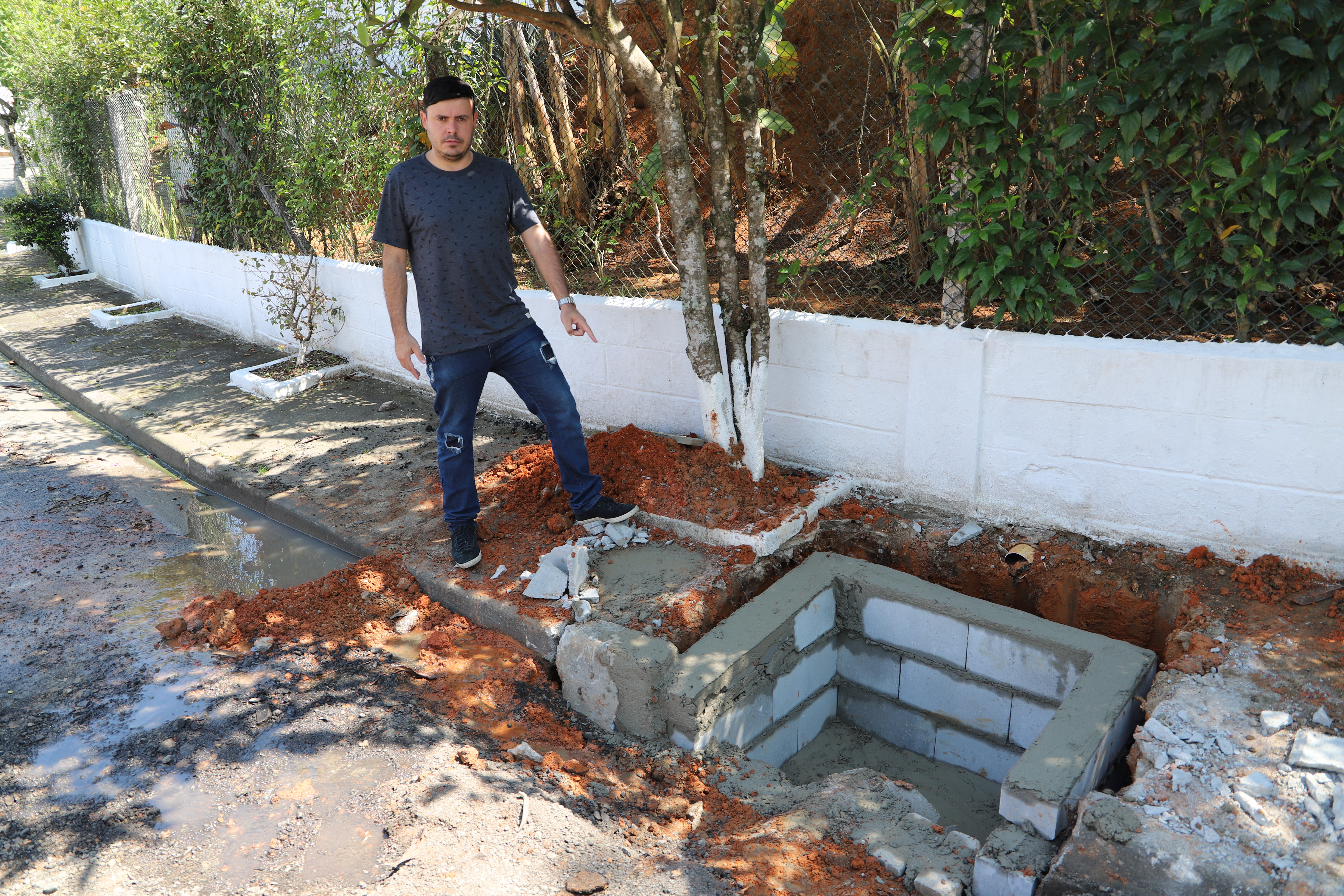 Após indicação de Maiolino, Prefeitura realiza manutenção em rede de esgoto de bairro
