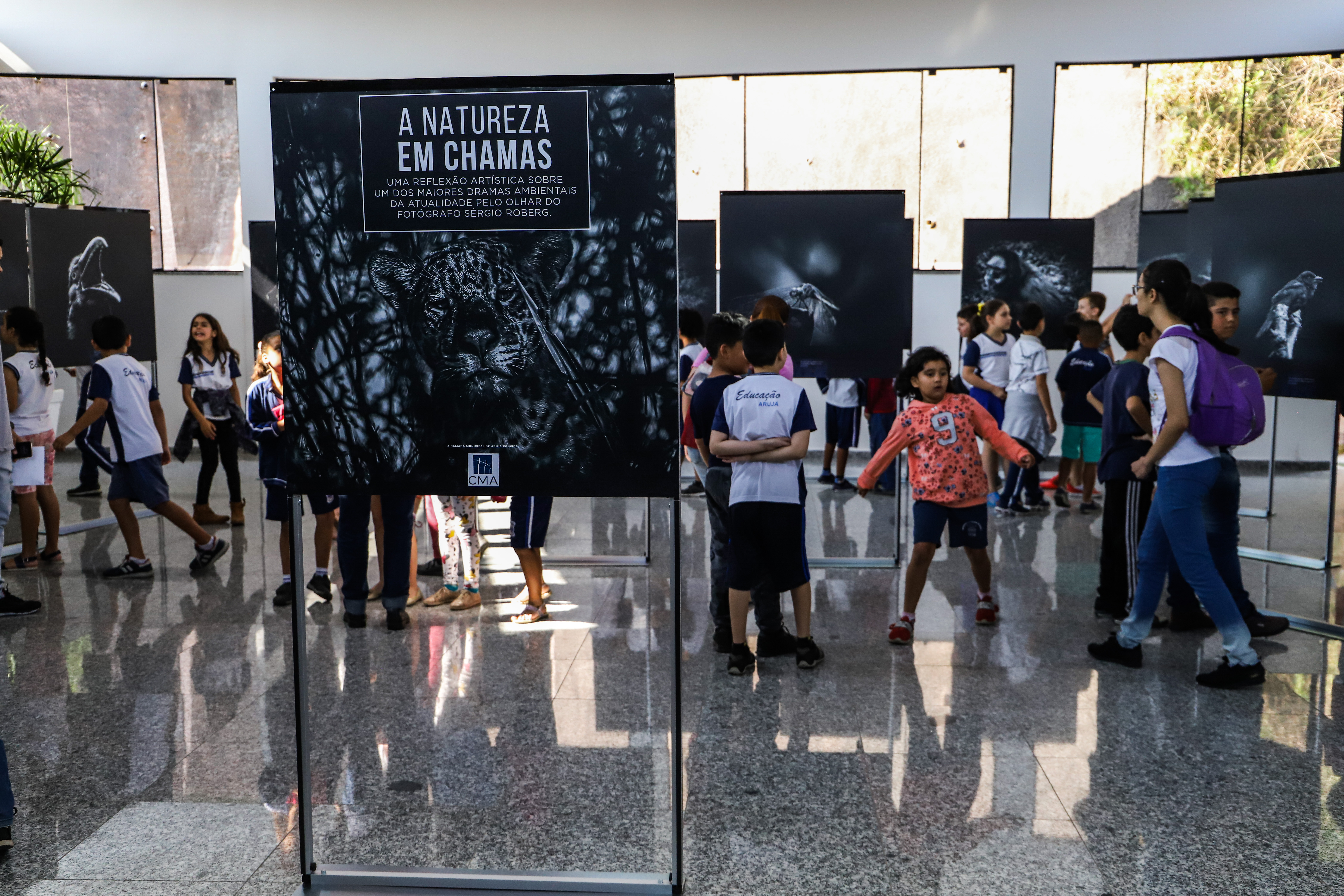 Natureza em Chamas: abertura de mostra fotográfica conta com a participação de estudantes e autoridades municipais