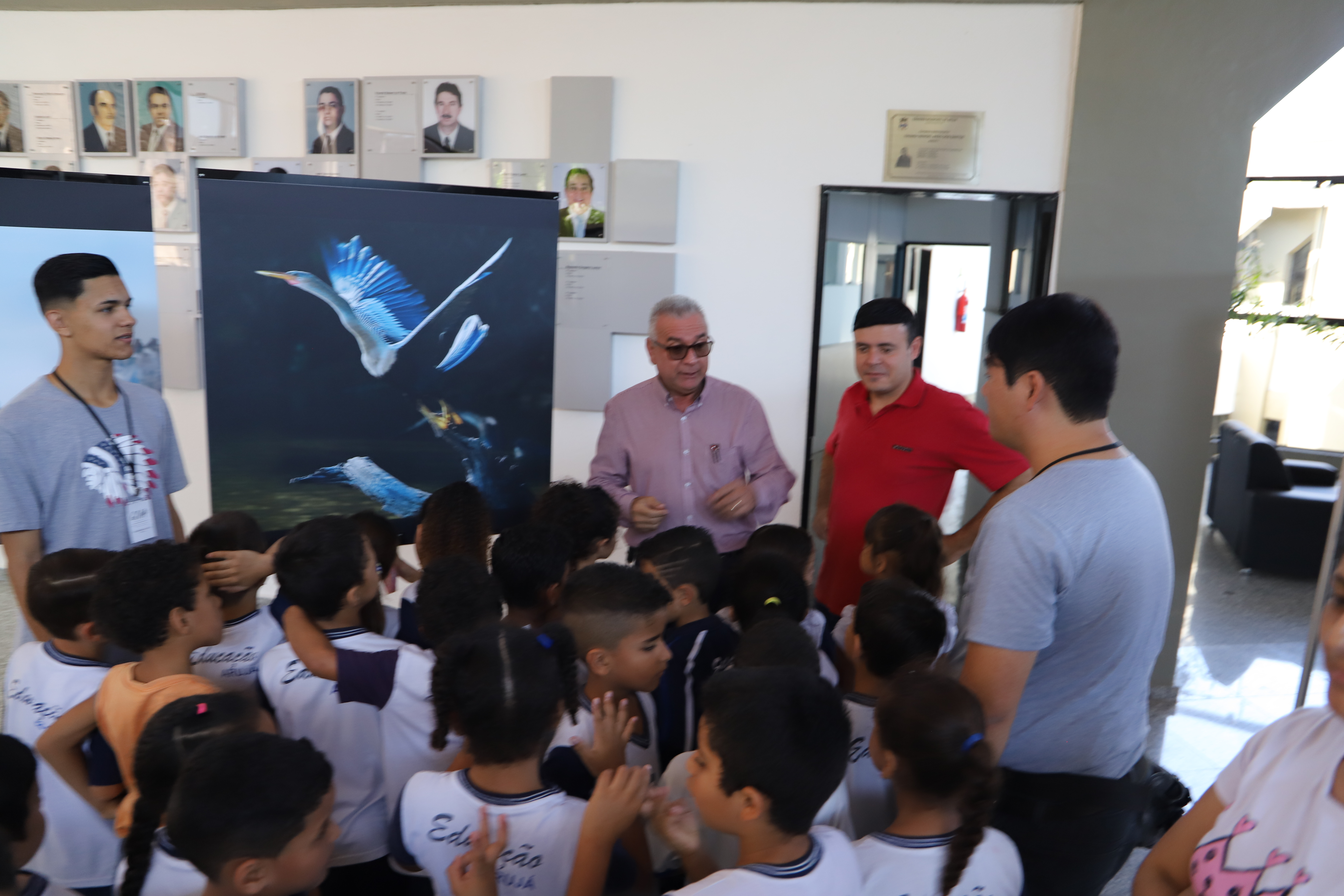 Mais de 400 alunos de Arujá visitaram a exposição fotográfica Gaia, Planeta Vivo