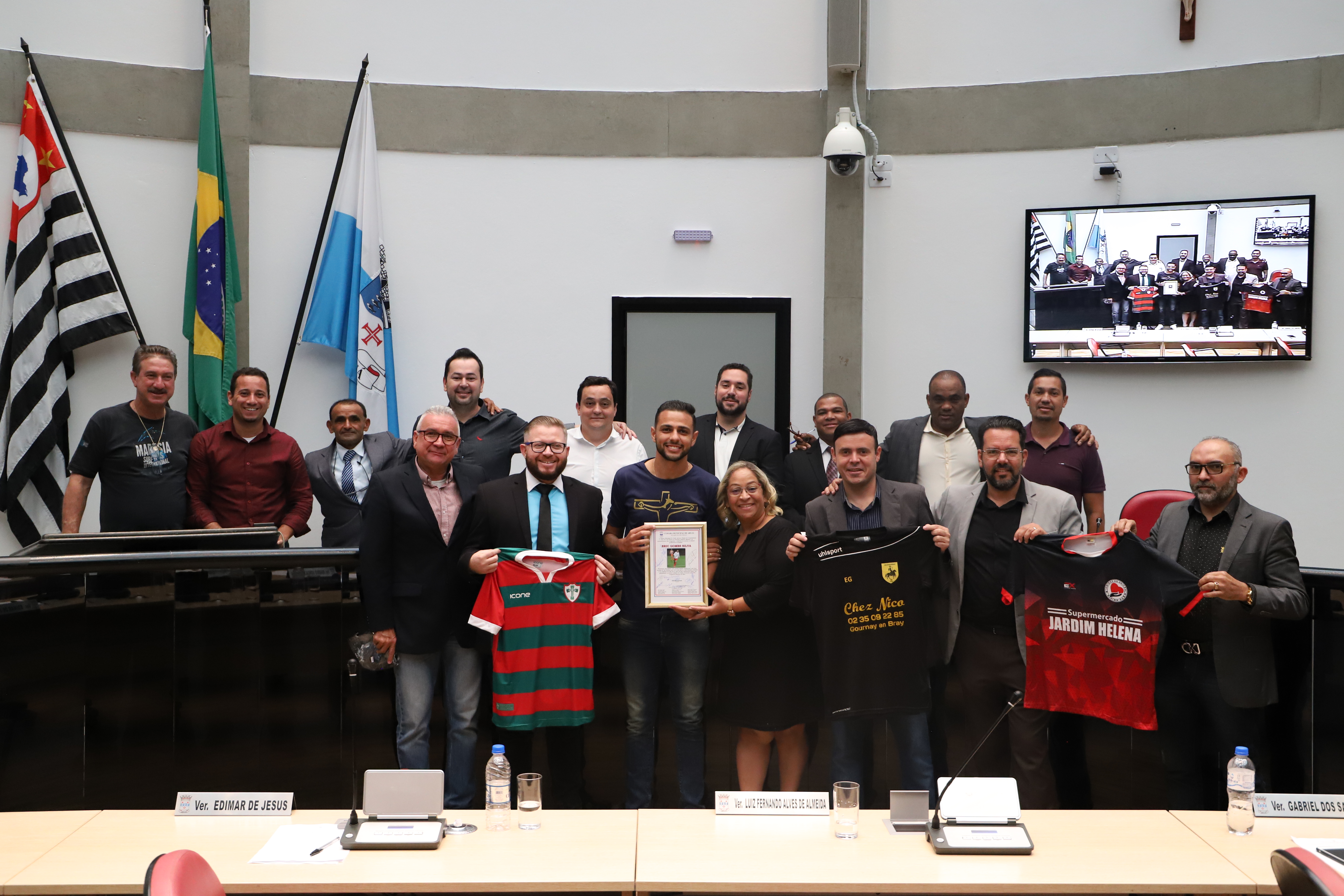 Câmara homenageia jogador da Liga Francesa por apoio a ONG arujaense
