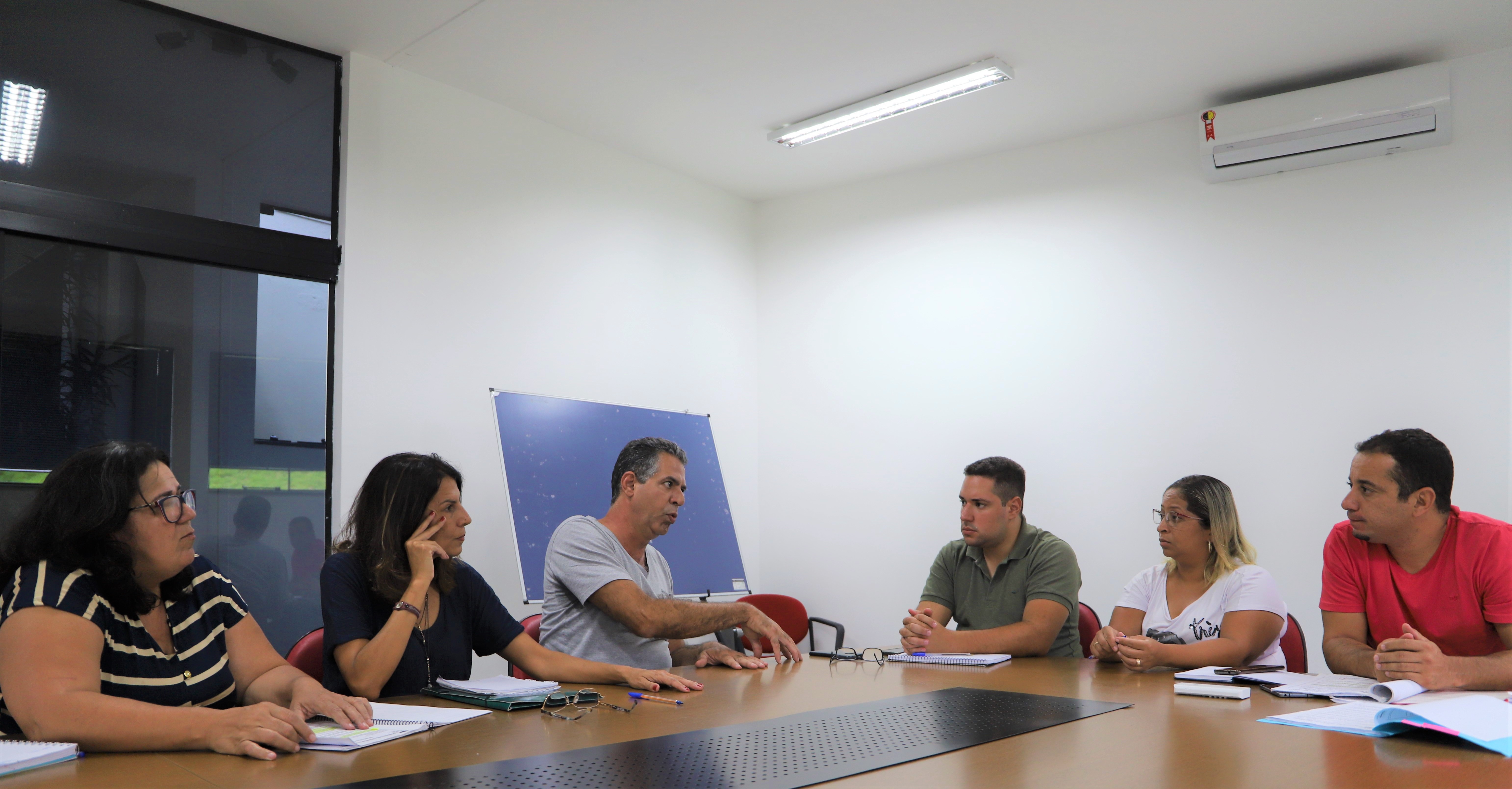 Vereadores discutem com Sindismar proposta de avaliação dos professores em Arujá