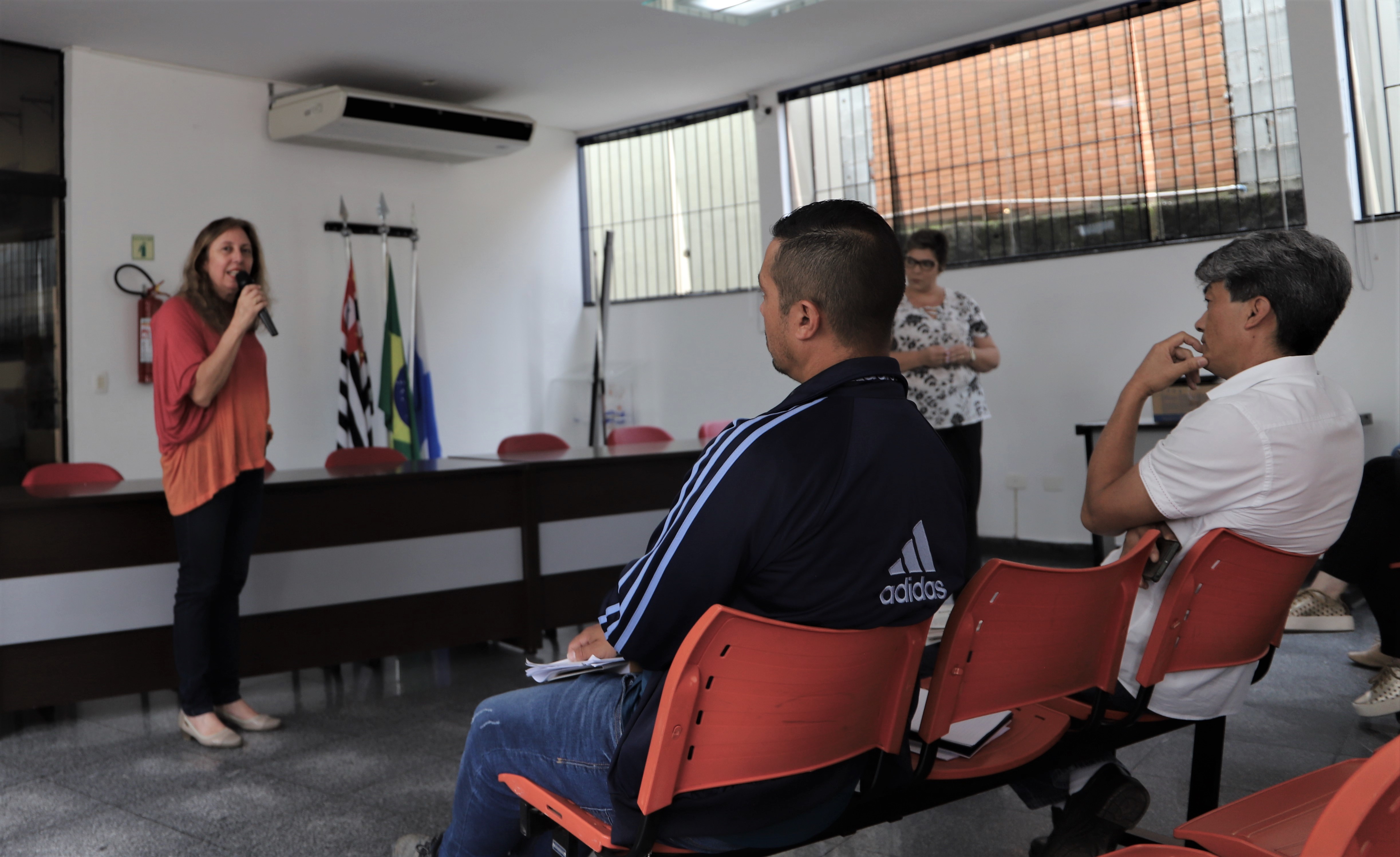 Ana Poli aborda problemas com serviço de ortopedia em Arujá