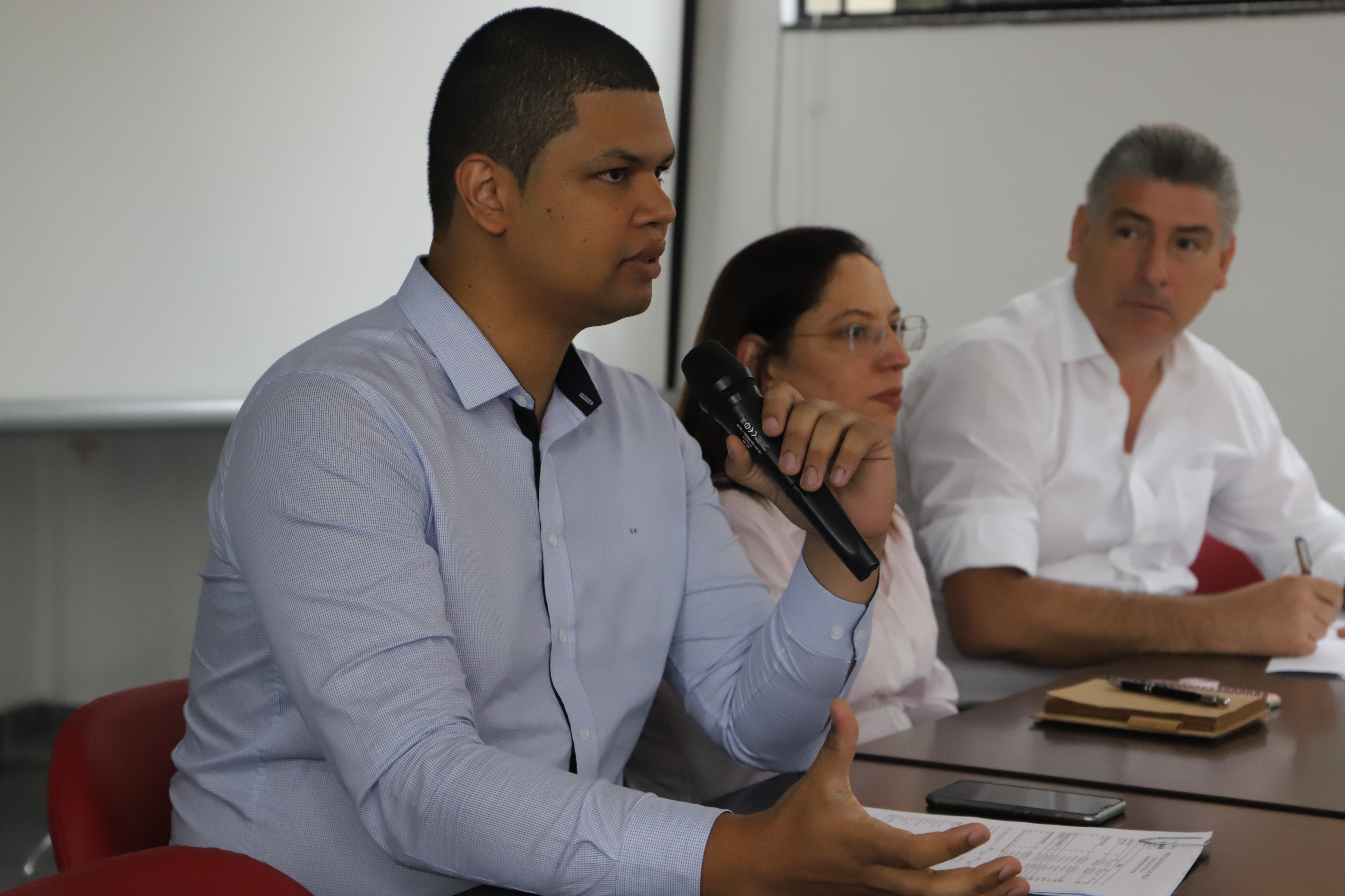 Prefeitura registra superávit de R$ 8 milhões e gera crítica de vereadores