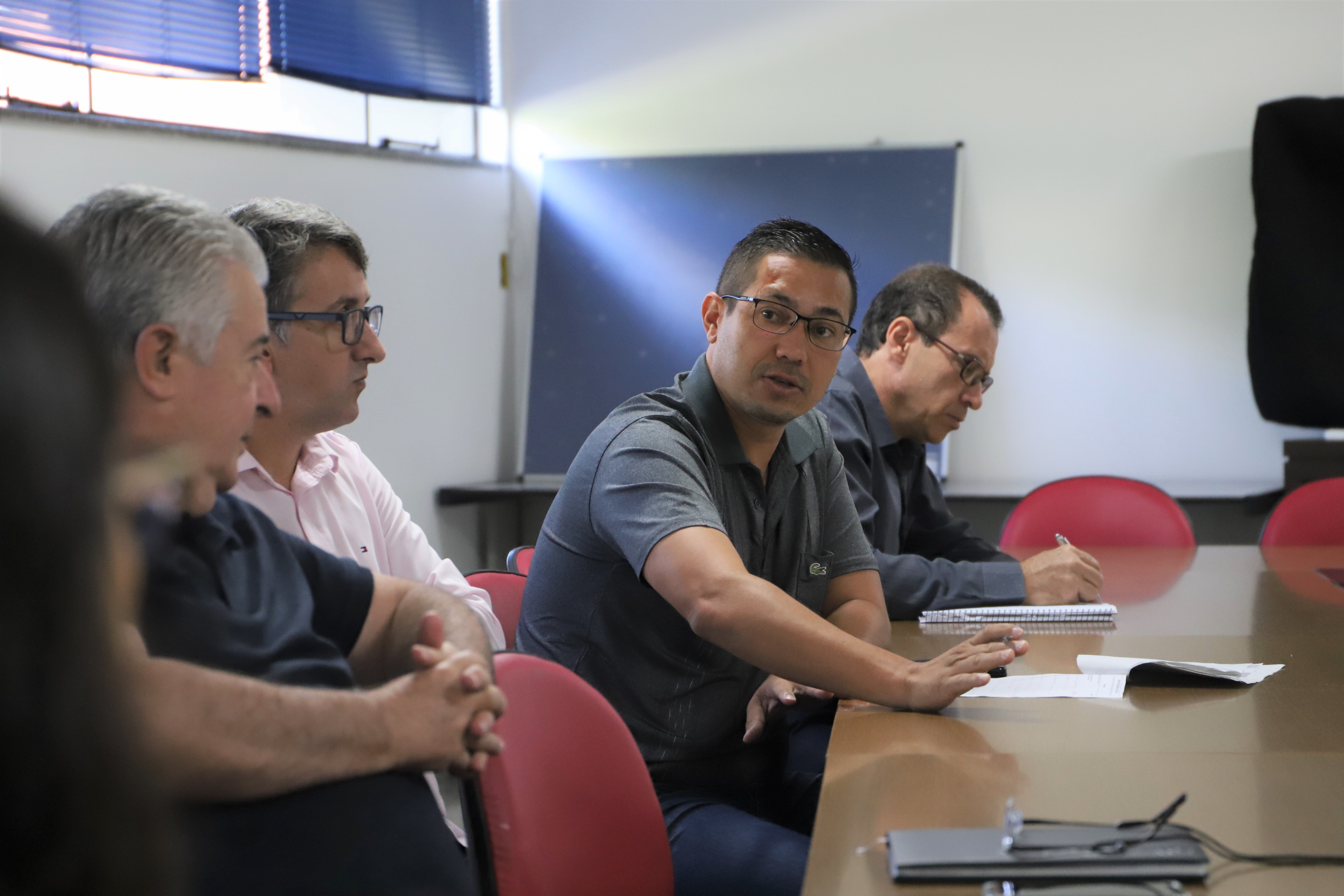 Vereadores confrontam secretário de Finanças por cobrança de ISS