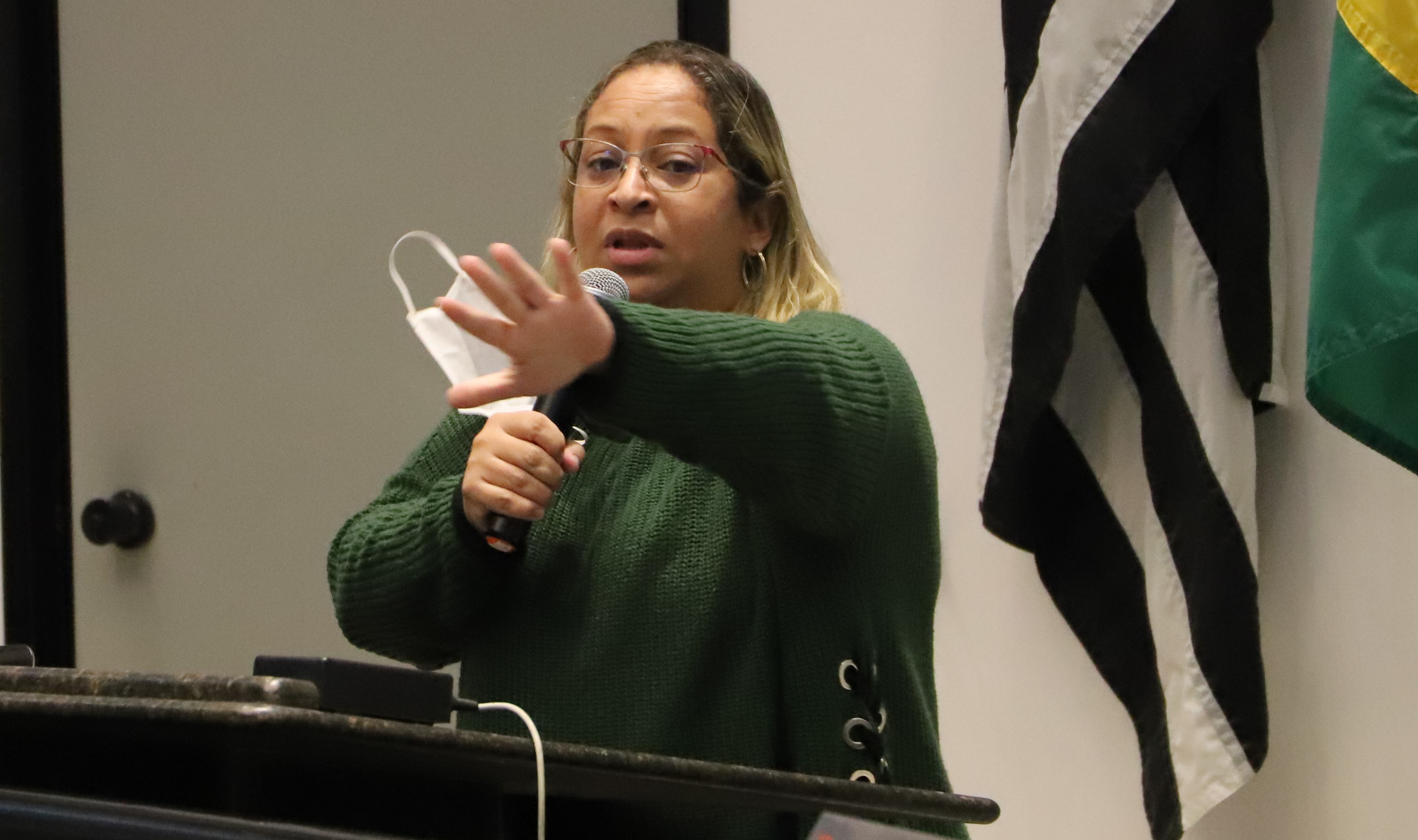 Cris do Barreto cobra entrega de cestas básicas a alunos da rede