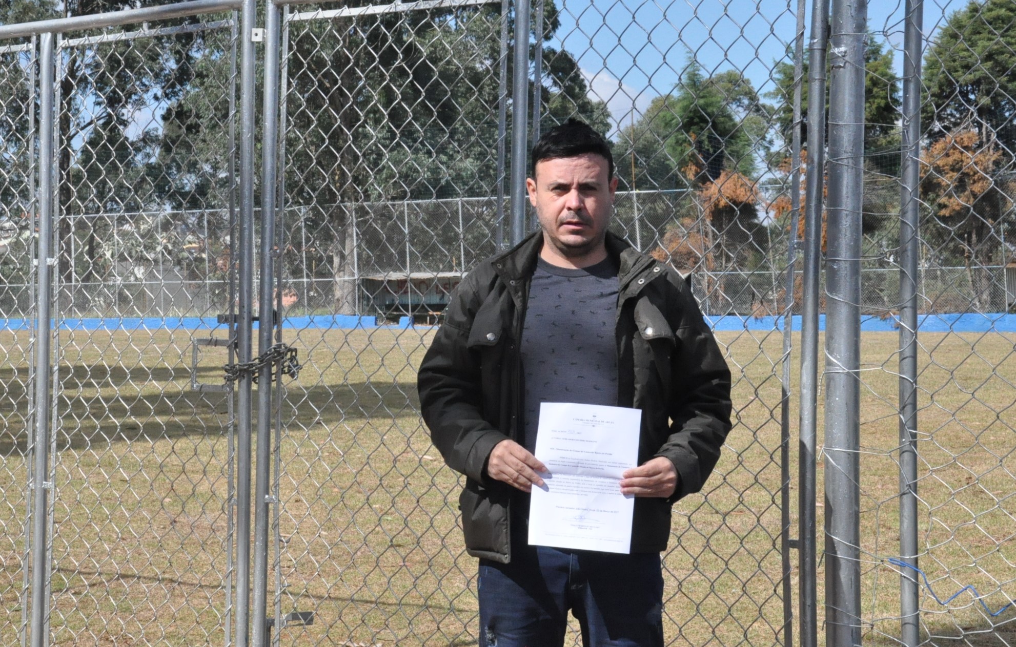 Maiolino vistoria serviços de manutenção no campo do Casterrão