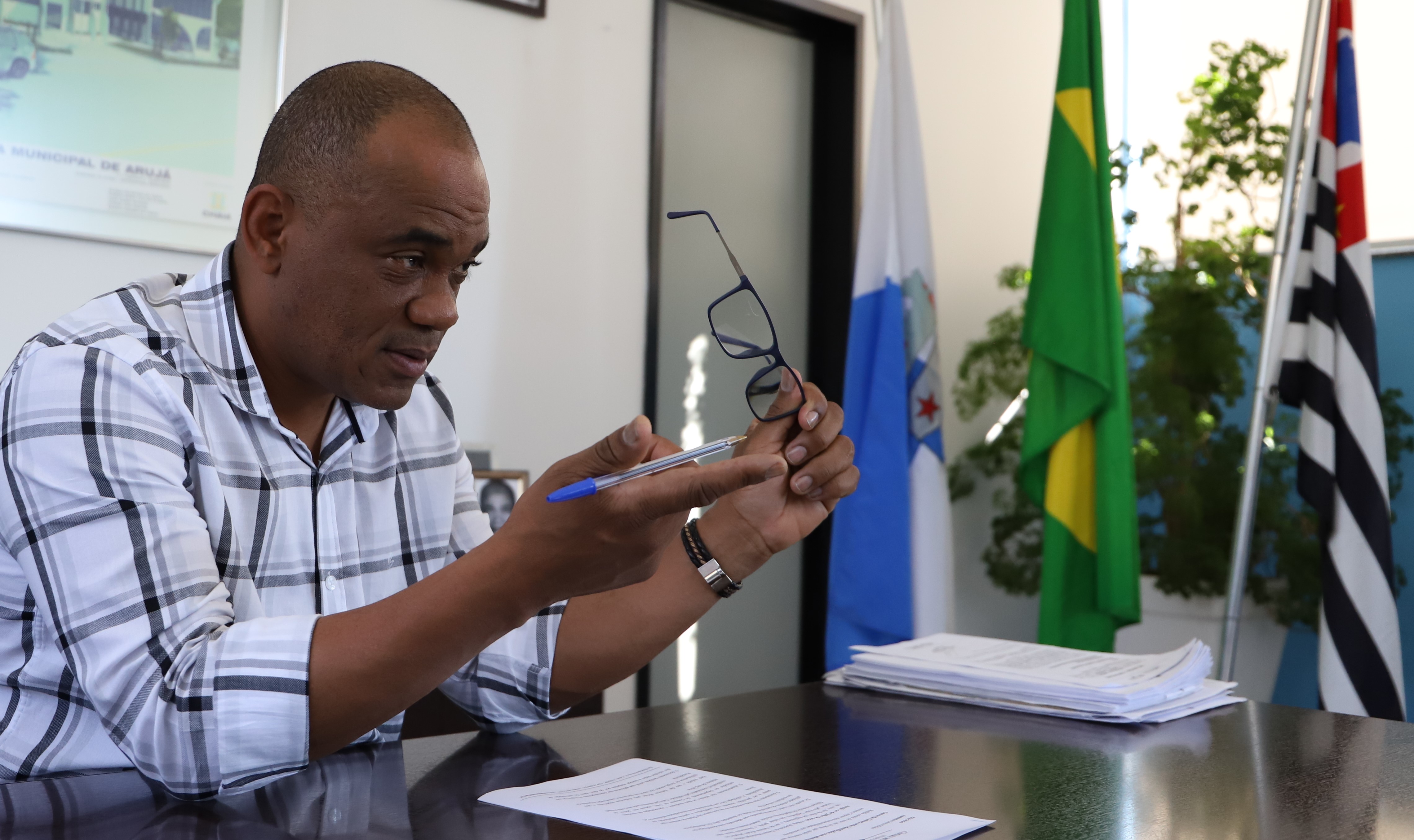 Carros oficiais da Câmara de Arujá serão adesivados; valor do contrato é reduzido em 5%